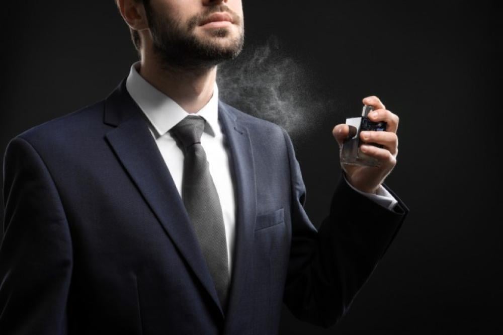 كيفية تثبيت العطر على الجسم والملابس