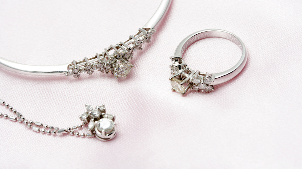 A comprehensive guide to identifying the quality of real diamonds