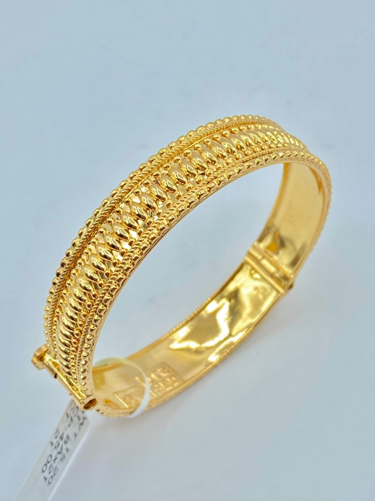 Areezay Gold - Bracelet Bangle Weighing 1-Tola 21-carat... | Facebook