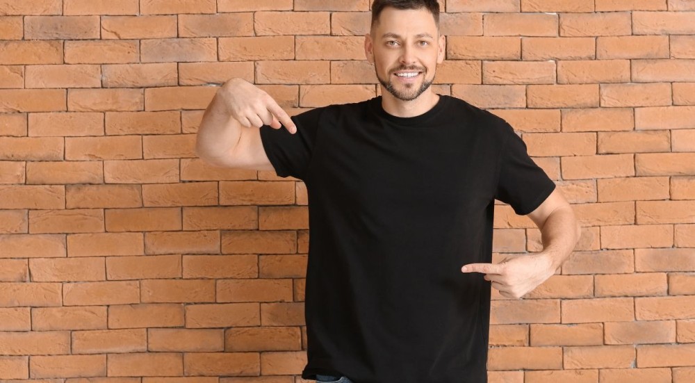 اليك احدث موديلات تيشيرت اسود رجالي مطبوع وسادة بالصور 2024