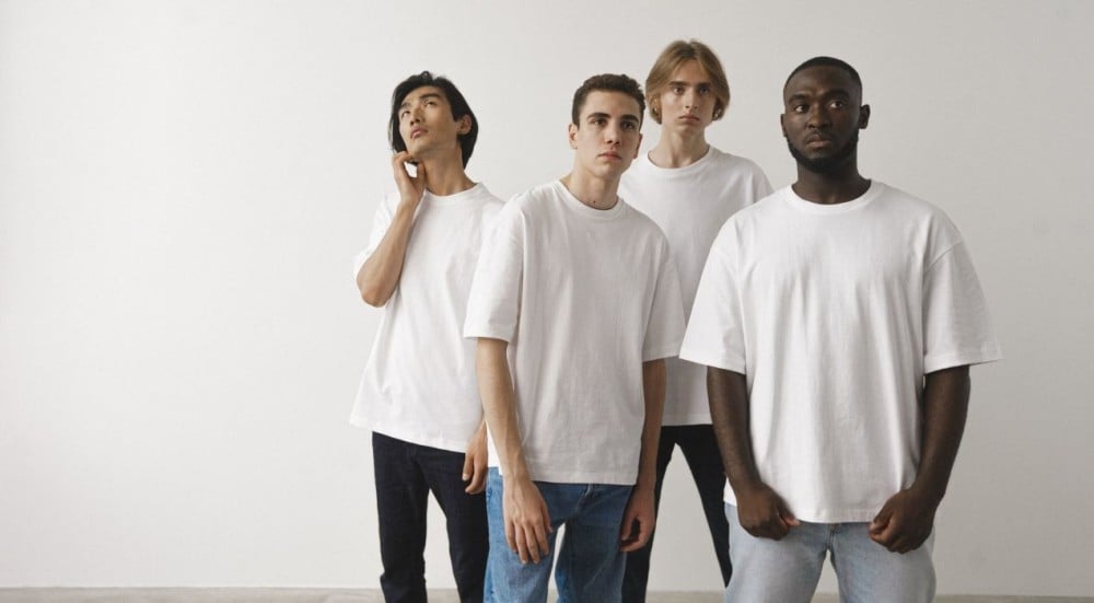 اليك احدث موديلات تيشيرت ابيض رجالي مطبوع وسادة بالصور 2024