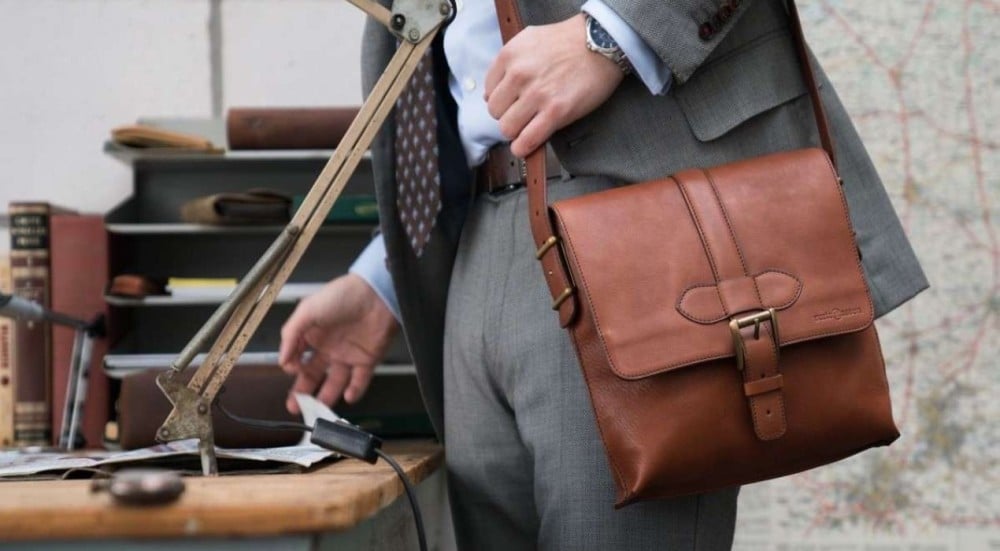 تعرف علي افضل 11 ماركة لحقائب الرجال العالمية بالاسعار
