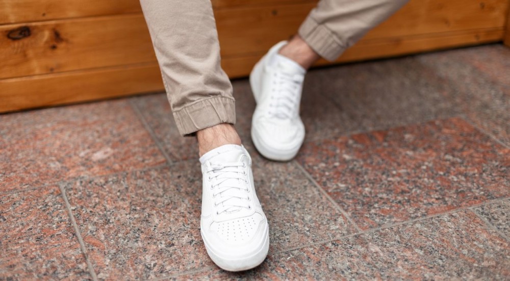 تنسيق الحذاء الابيض للرجال