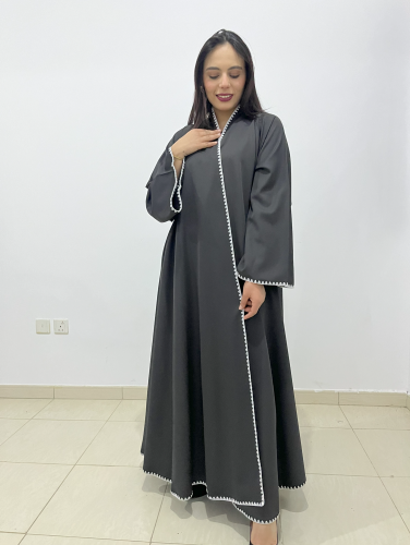 عباية خليجي سوداء بتطريز على الأطراف والأكمام