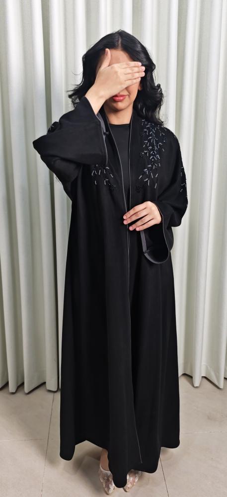 عبايات عملية للدوام: الأناقة والراحة في مكان العمل