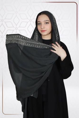 طرحة سوداء مطرزة من الأطراف بتصميم أنيق