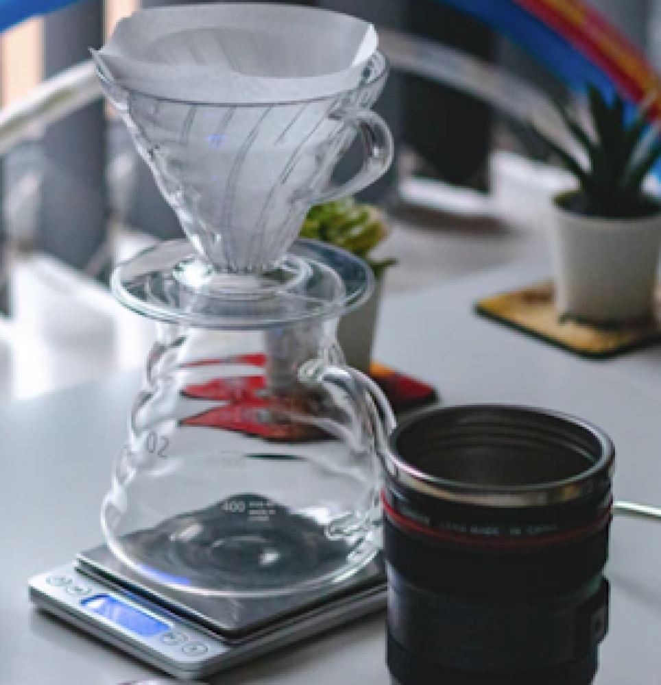 الدليل الكامل لتحضير القهوة المقطرة بطريقة V60: خطوات ونصائح للحصول على أفضل فنجان ☕