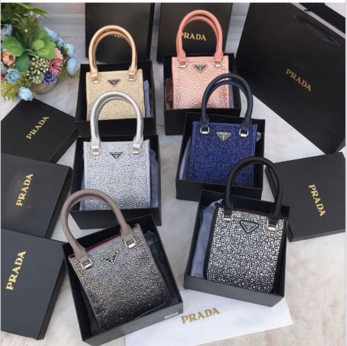 شنطه برادا اللون الاسود