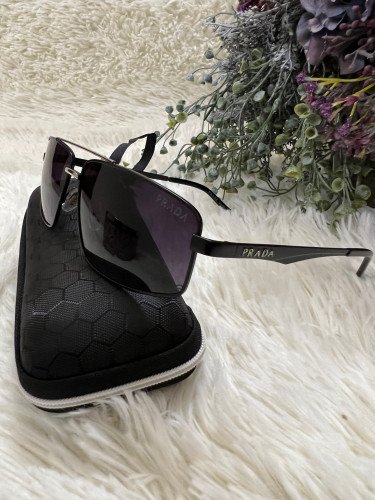 نظارة برادا