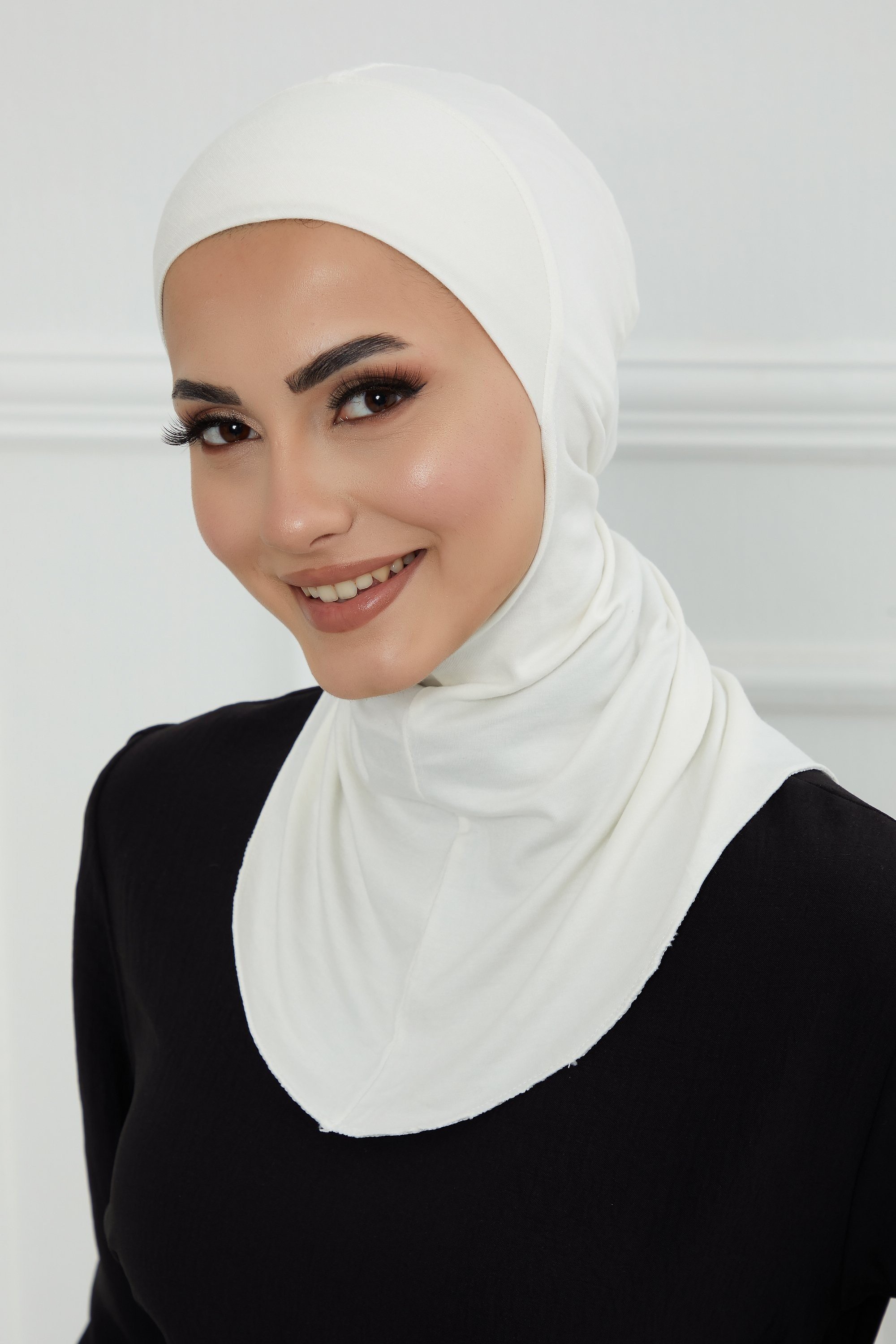 Underscarf covers neck and head- off white