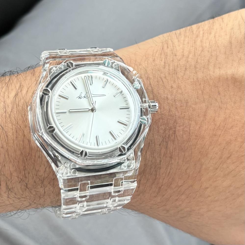 ساعة شفافة بالكامل