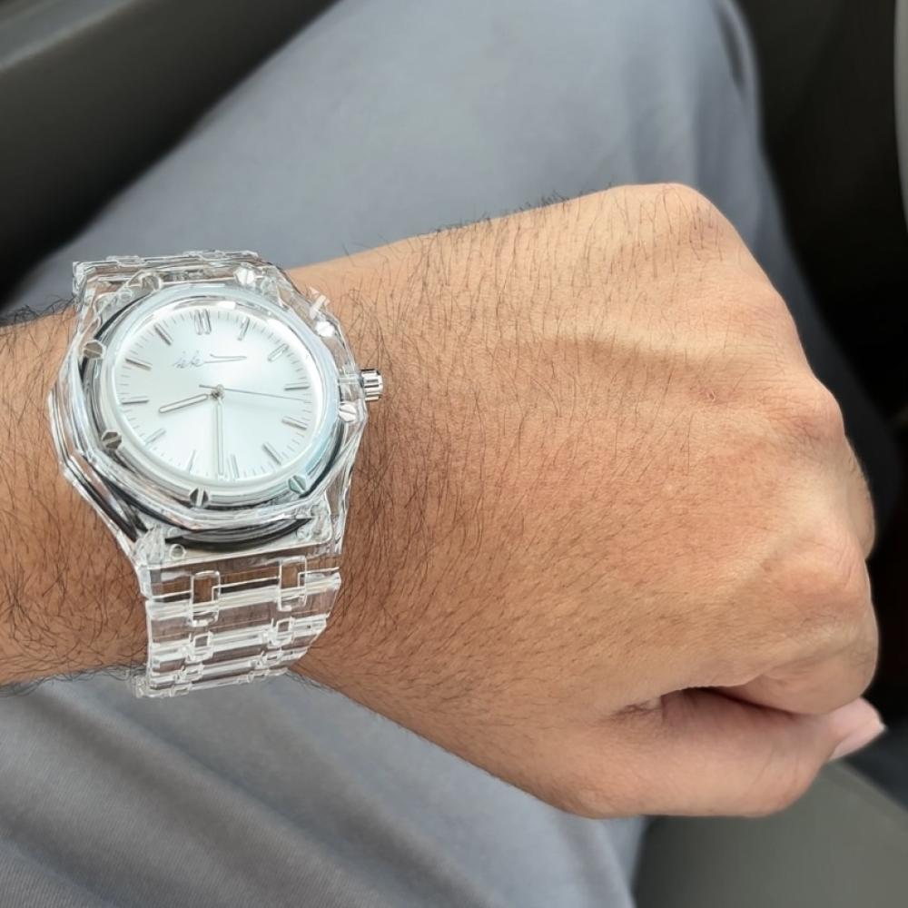 ساعة شفافة بالكامل