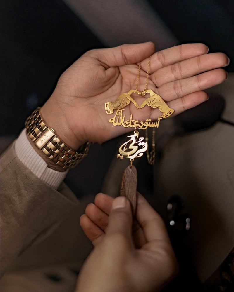 تعليقة كسرة العود بشكل قلب بيدين ترند