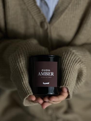 شمعة عود وعنبر