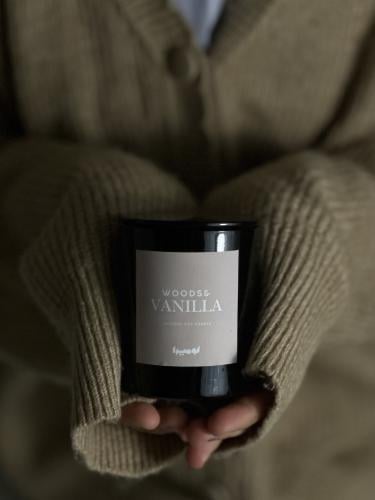 شمعة فانيليا واخشاب