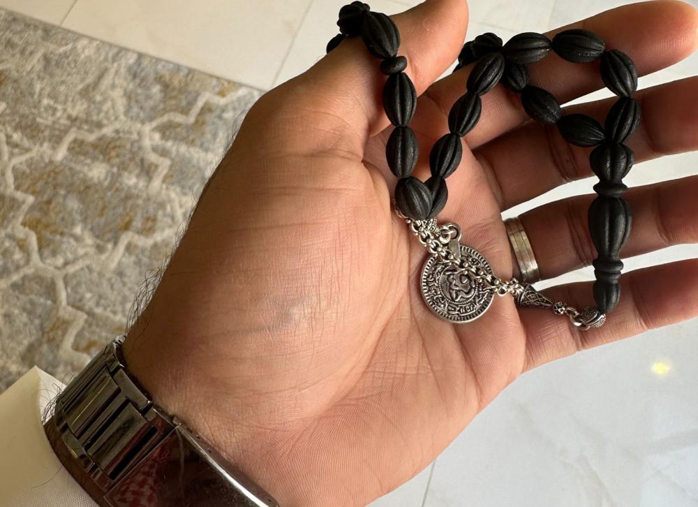 السبح  أكثر من مجرد إكسسوار.. رفيق مثالي وأنيق