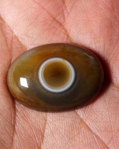 حجر عقيق سليماني هندي طبيعي بني على زيتي عين في المنتصف