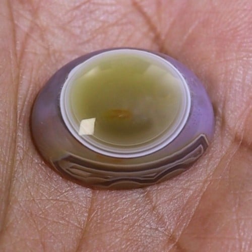 حجر عقيق سليماني هندي أصلي طبيعي عين صفراء كبيرة في منصف الحجر