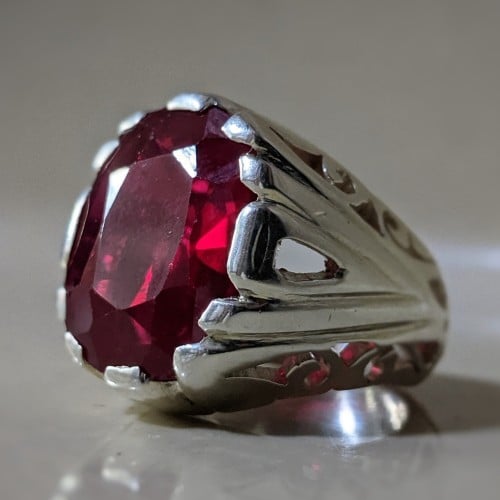 خاتم ياقوت مترش بصياغة حجازية