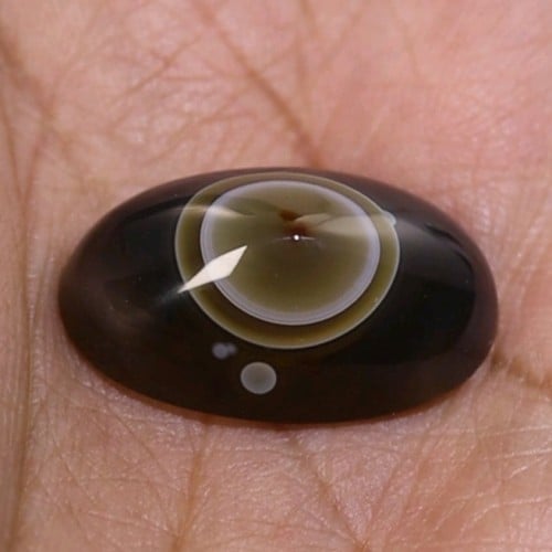 حجر عقيق سليماني هندي أصلي طبيعي زيتي عين في المنتصف داخلها نقطة حمراء