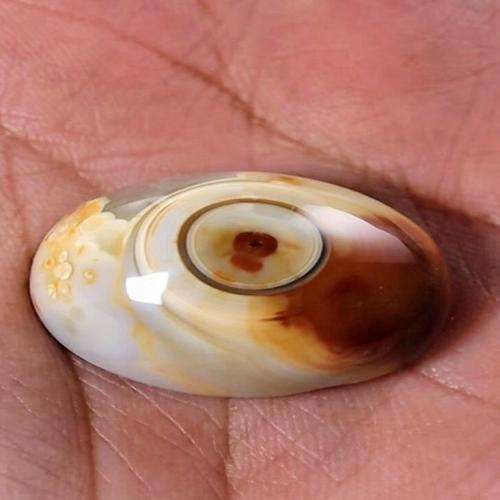 حجر عقيق سليماني هندي طبيعي تداخل ألوان مميز عين في المنتصف داخلها نقطة حمراء