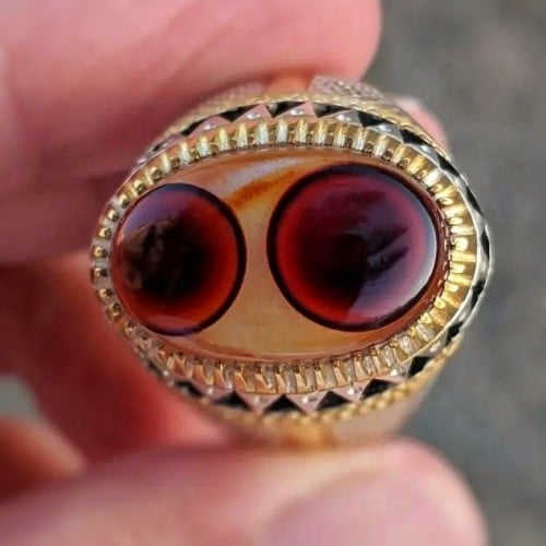خاتم من نوادر العقيق السليماني الهندي عينين حمراء داخلها أسود نوادر