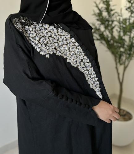 عباية لنن طبيعي اسود مطرزة يدويًا