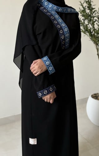 عباية كريب مع ورود ازرق وكحلي