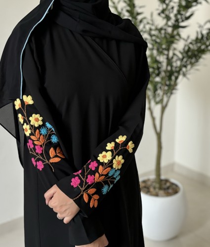 عباية كريب سوداء مطرزة يدويًا