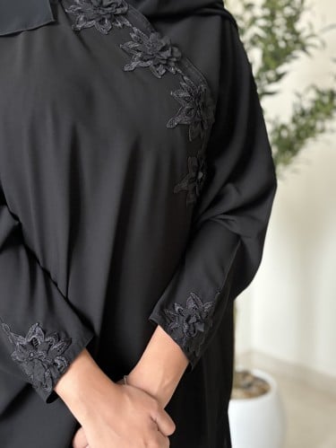 عباية كريب مع ورود سوداء