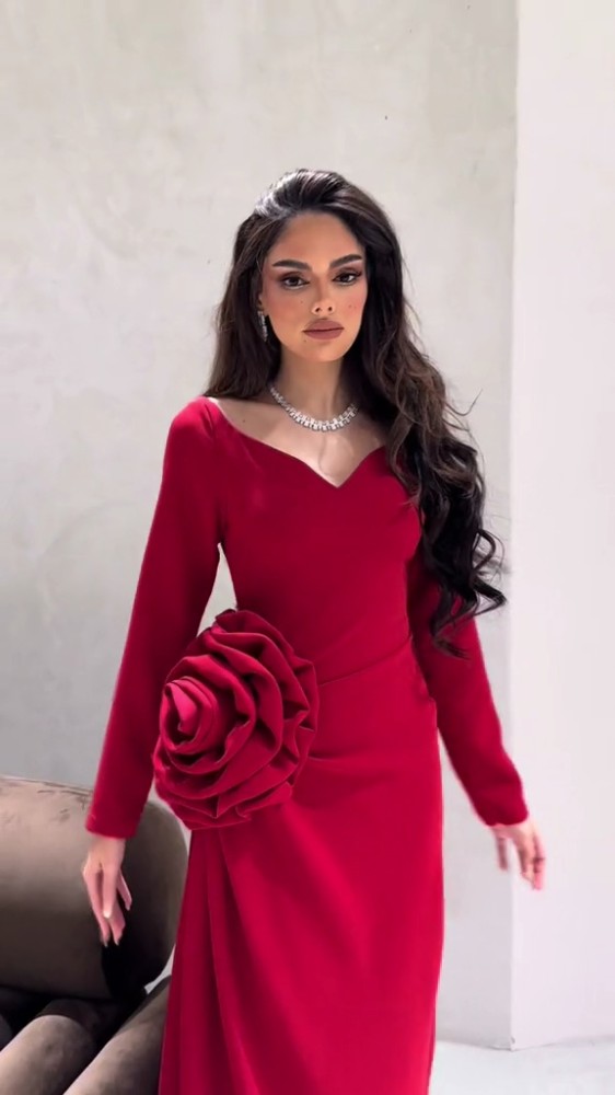 فستان تفته مع وردة وشال سحب