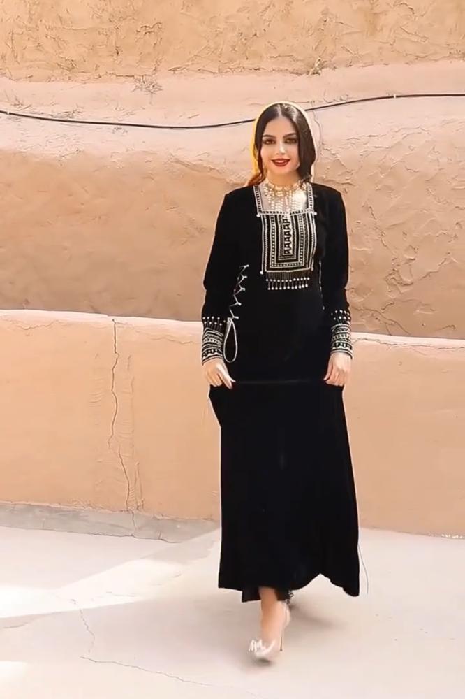 فستان ليوم التأسيس لون اسود مزين بخطوط فضيه