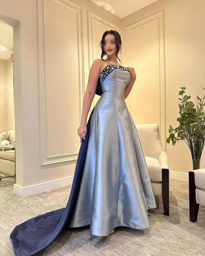 فستان سهرة ميكادو الاصلي واقف