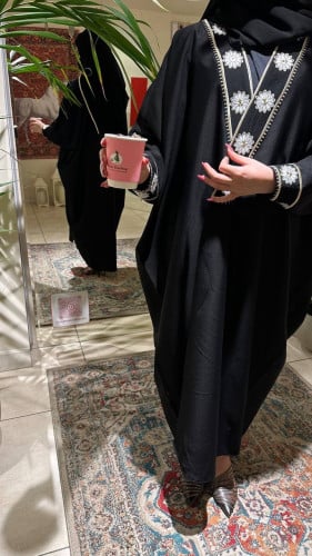 عبايا بشت بتطريز اسود وذهبي