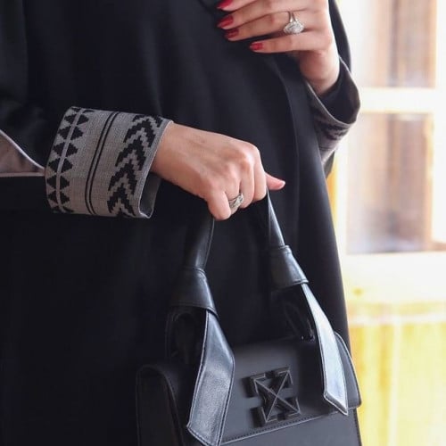 عبايه كريب اسود ورمادي