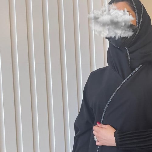 عبايه اسود بطرف لمعه سوارفسكي