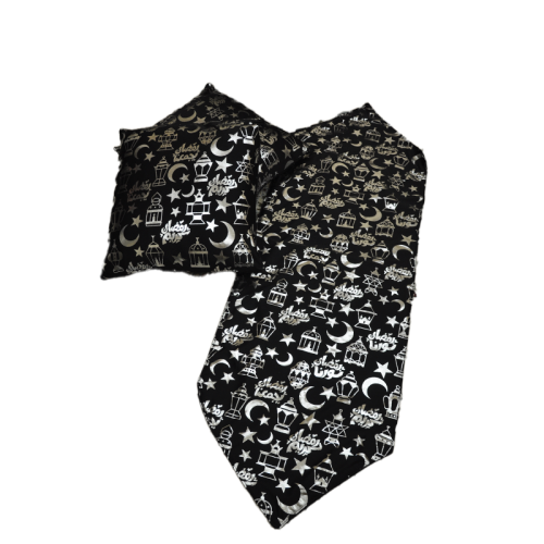 مفرش طاولة + 2 تلبيسة مخدة (بدون مخدات) -موديل فوانيس وهلال رمضان فضي واسود