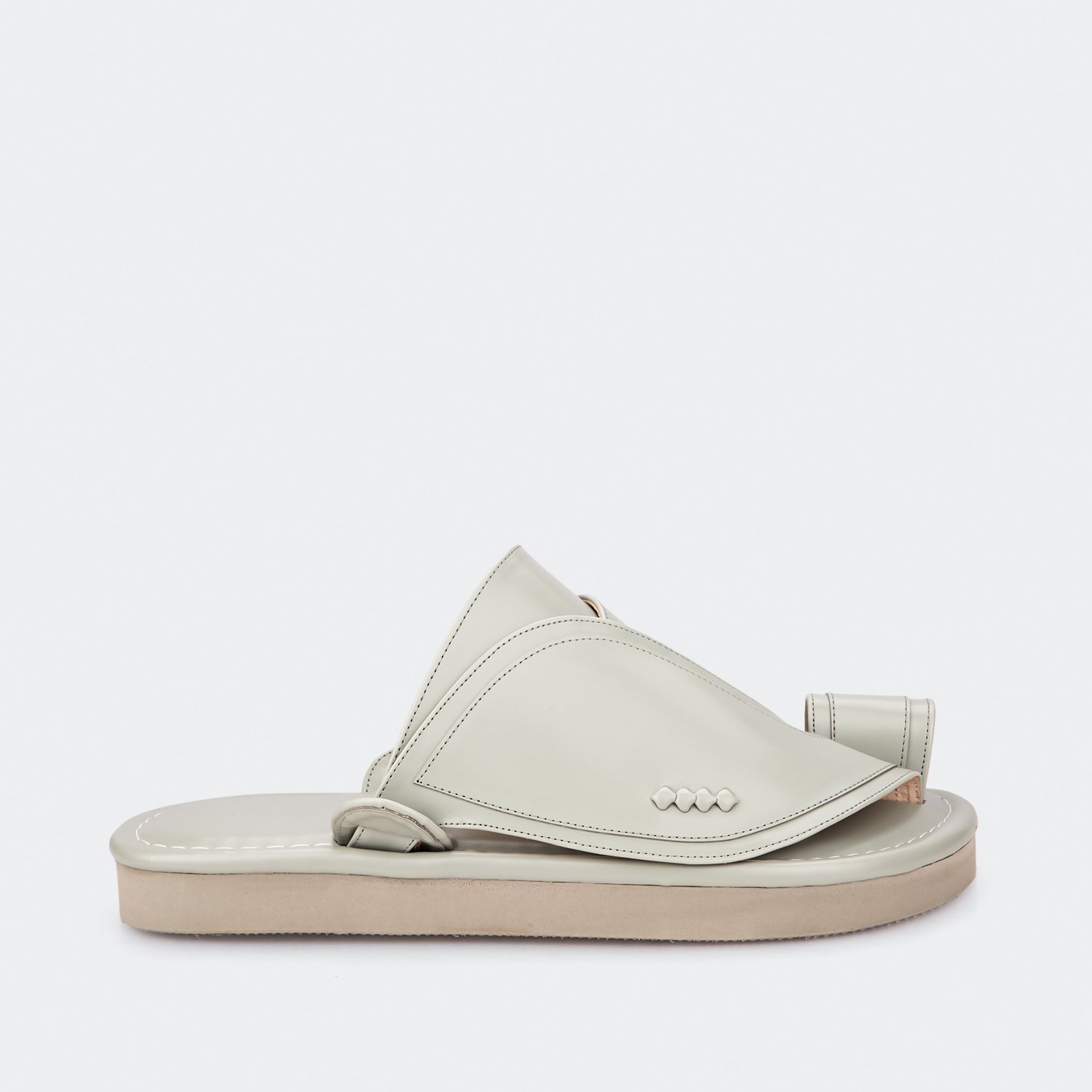 حذاء شرقي بالجلد الرصاصي المميز