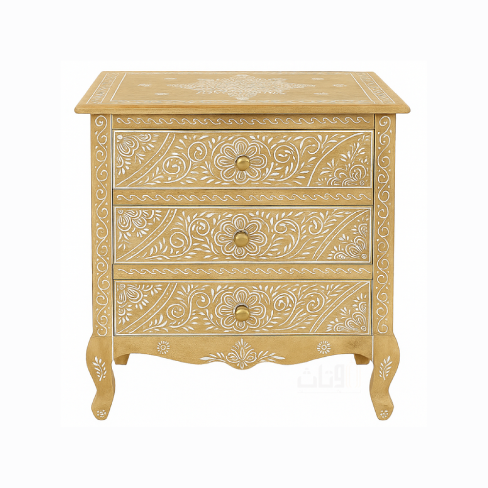 خزانة خشبية بثلاثة أدراج مزينة بنقوش دقيقة-بيج