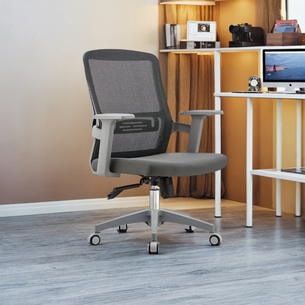 كرسي مكتب بذراعين لون رمادي بأرجل عجلات
