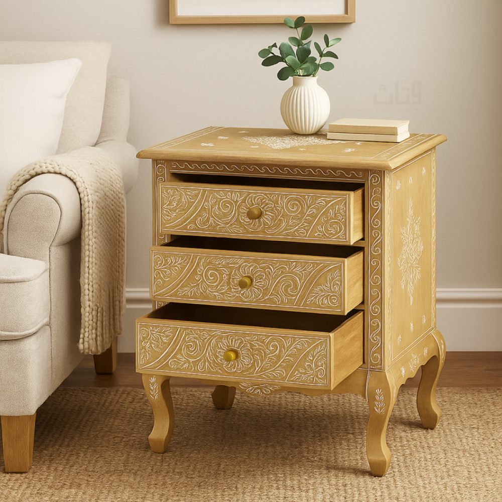 خزانة خشبية بثلاثة أدراج مزينة بنقوش دقيقة بيج