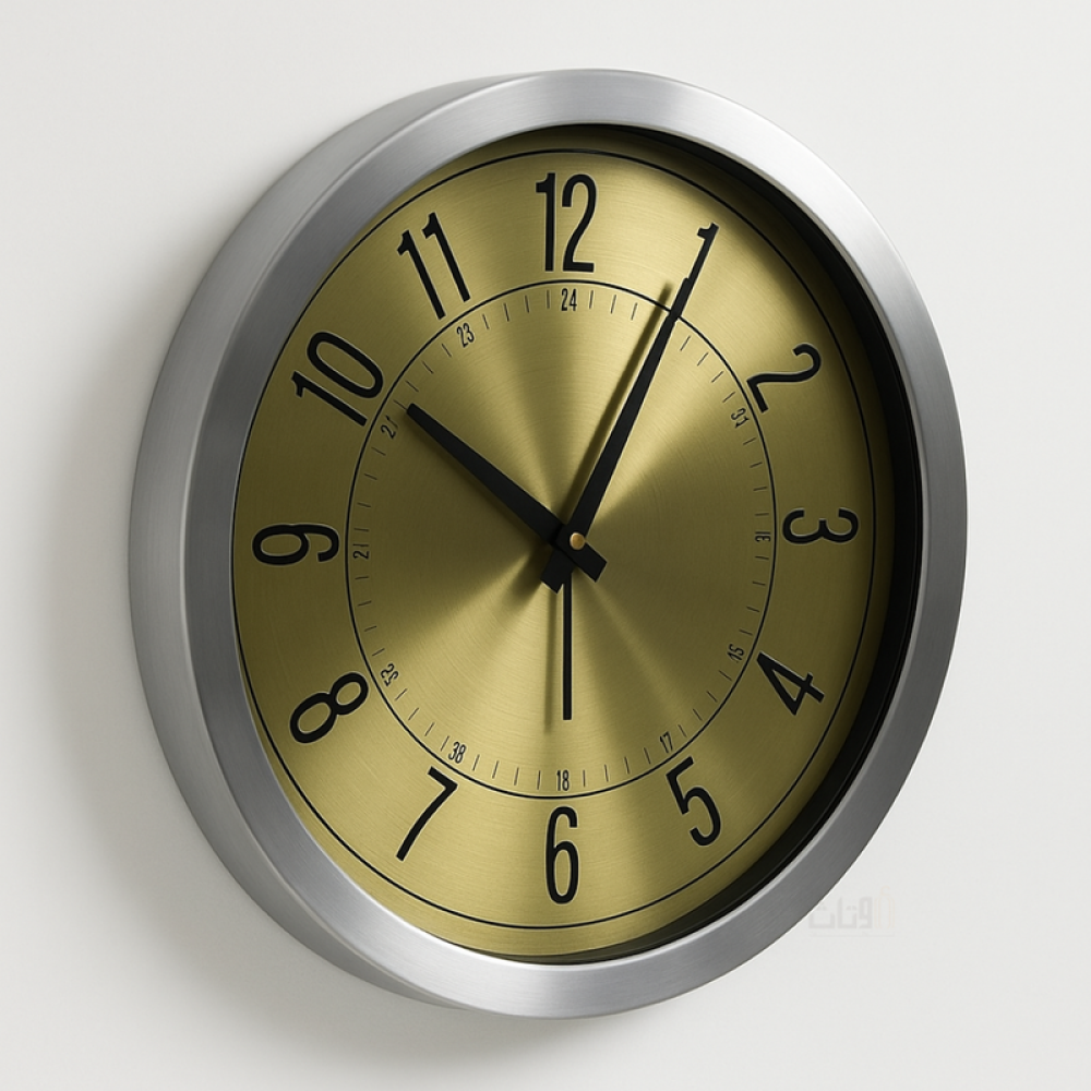 ساعة حائط عصرية بإطار فضي ولمسة ذهبية لامعة