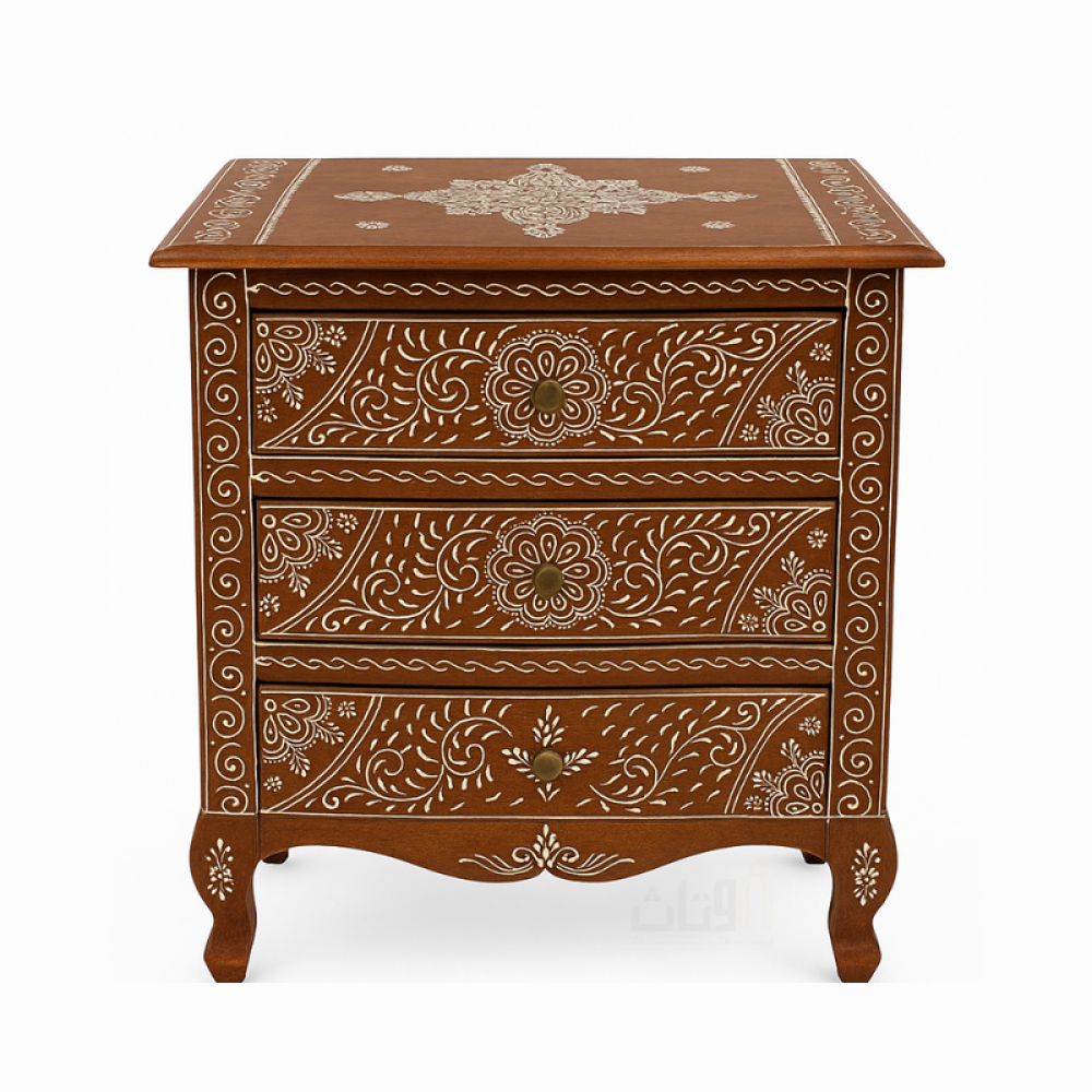خزانة خشبية بثلاثة أدراج مزينة بنقوش دقيقة-بني