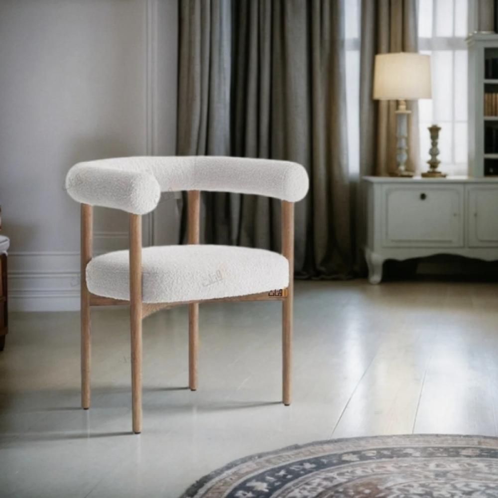 كرسي بذراعين من قماش بوكليه أوف وايت