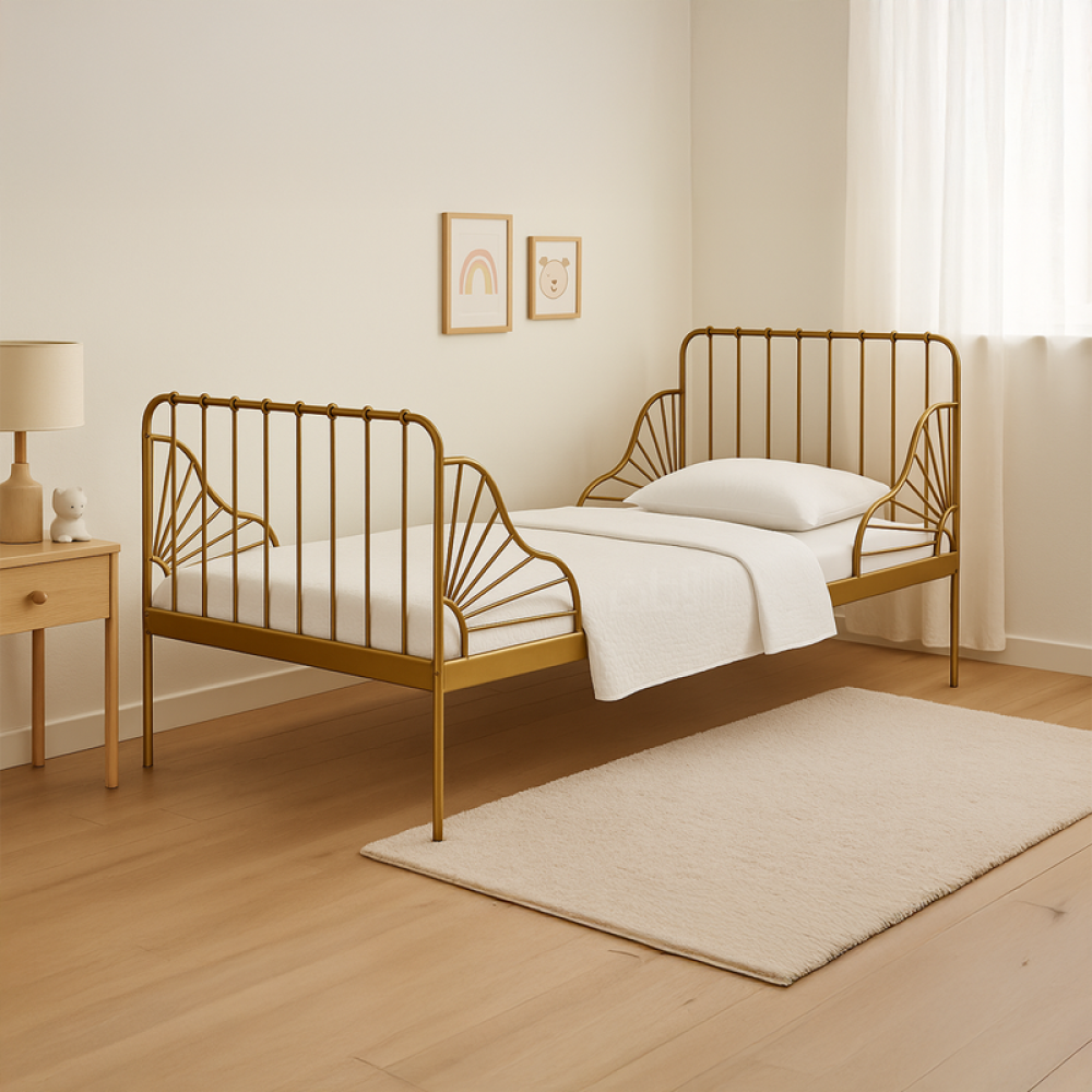 سرير معدني للأطفال بتصميم جانبي انيق  باللون الذهبي