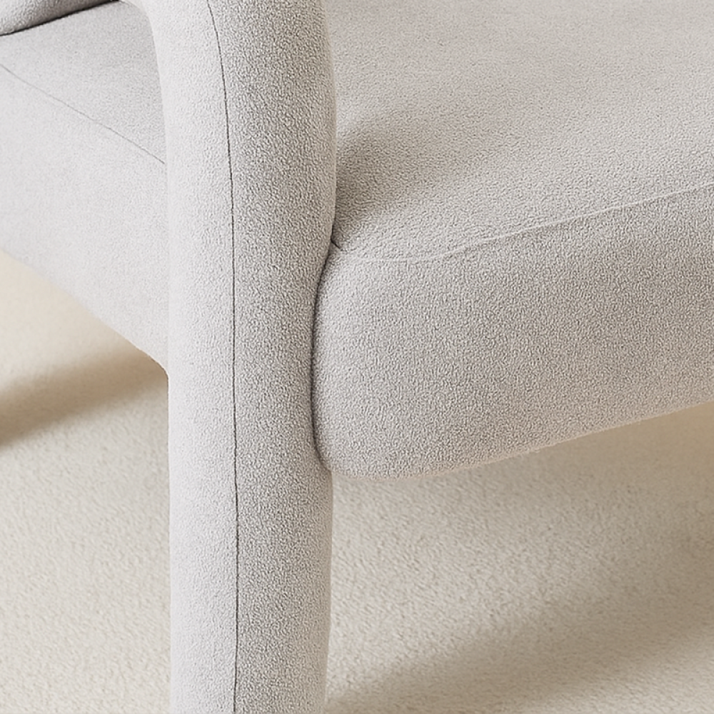 كرسي داخلي رمادي فاتح بتصميم مريح