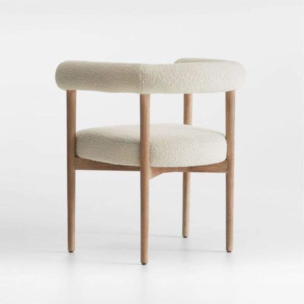 كرسي بذراعين من قماش بوكليه أوف وايت