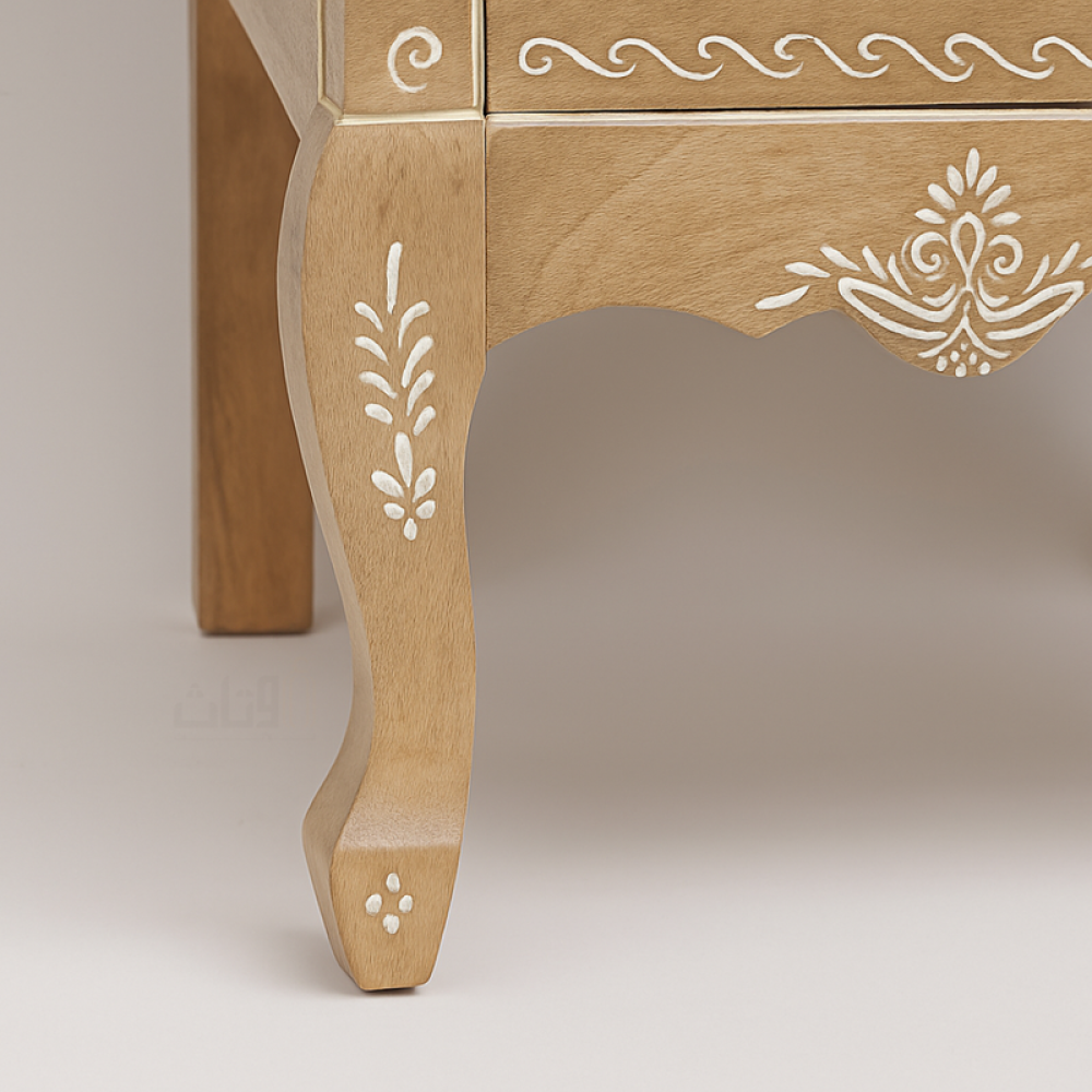 خزانة خشبية بثلاثة أدراج مزينة بنقوش دقيقة-بيج