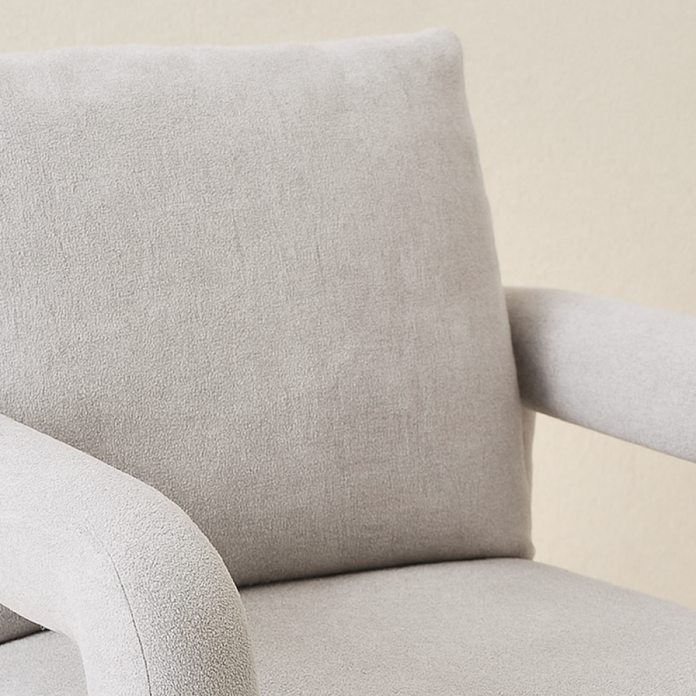 كرسي داخلي رمادي فاتح بتصميم مريح