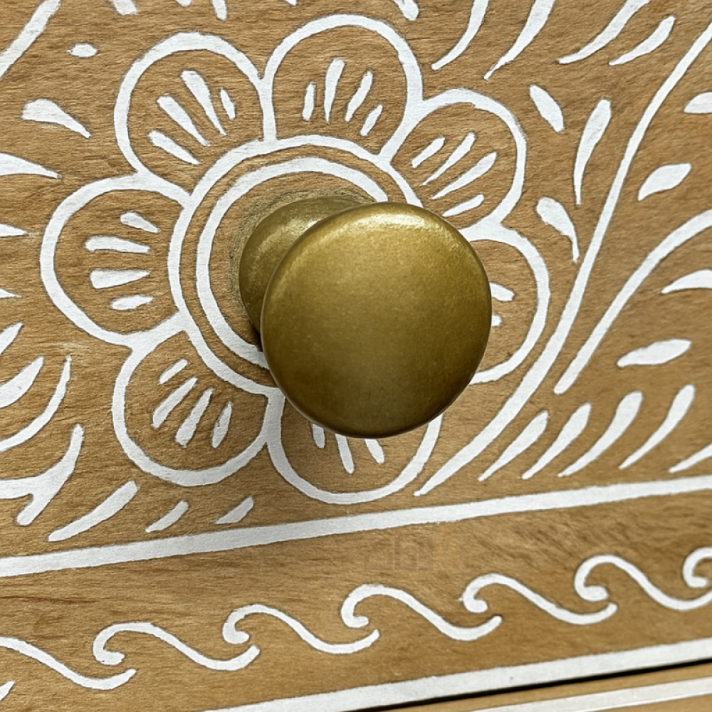 خزانة خشبية بثلاثة أدراج مزينة بنقوش دقيقة-بيج